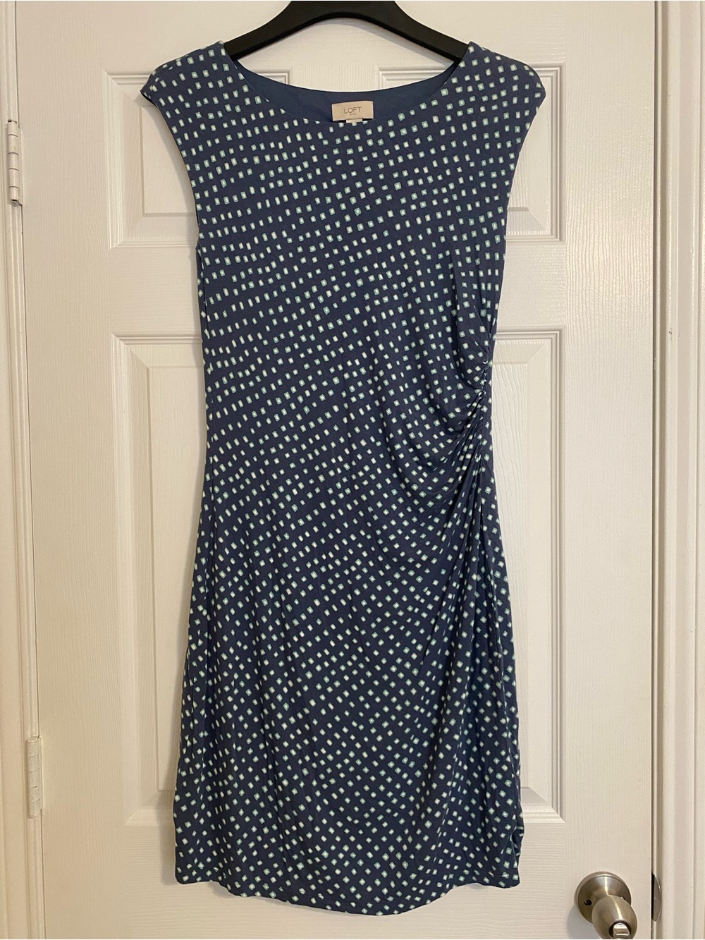 LOFT Outlet Blue with Light Aqua Dot Ruched Sleeveless Lined Midi Dress Size M